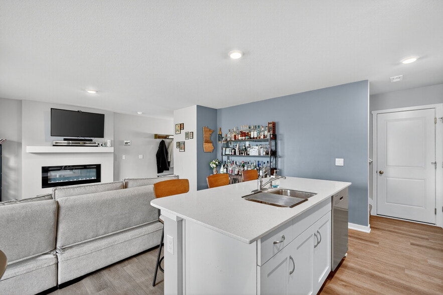 Building Photo - 2541 SE Hawkins Dr