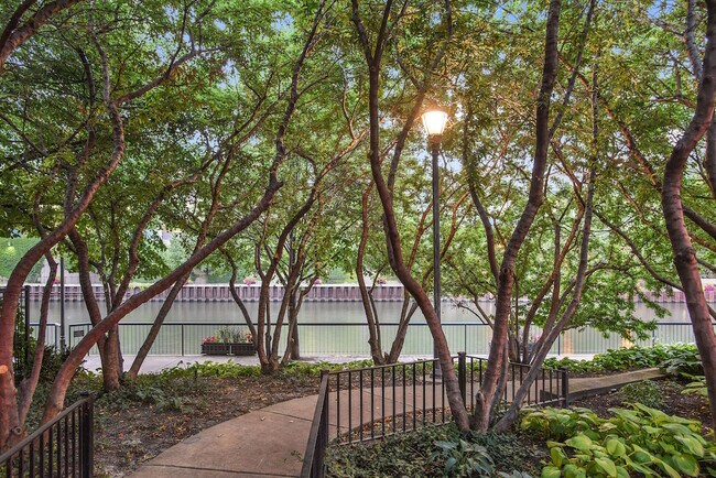 Building Photo - 400 N Clinton St