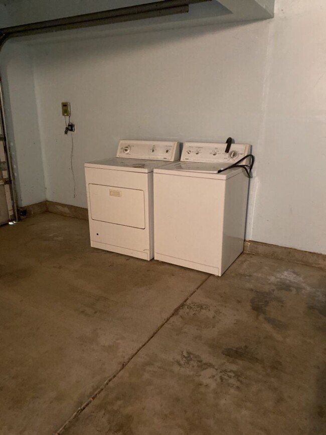 Building Photo - Fantastic 2 Bedroom 2.5 Bath Available September 1st