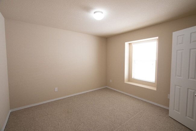 Building Photo - Welcome to this charming 3-bedroom, 2-bath...