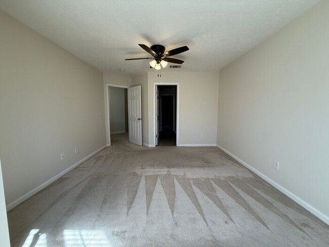 Building Photo - Brentwood - SPACIOUS 3 Bedroom Townhome in...