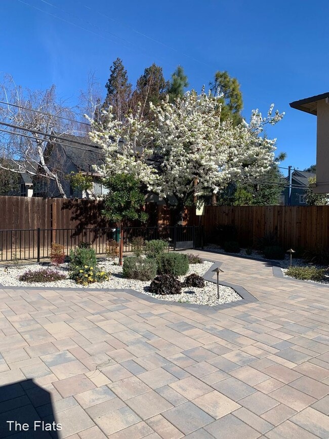 Building Photo - 2280 Latham St