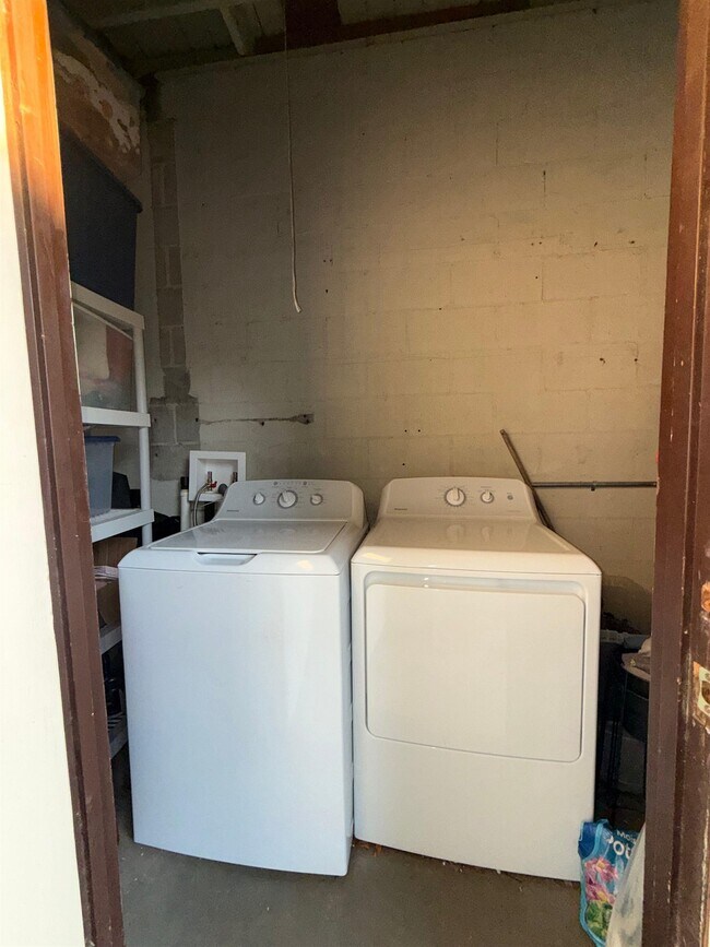 Building Photo - 629 Dart St