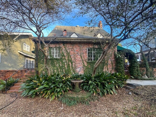 Building Photo - Stunning 4 Bed 4 Bath Haymount Home