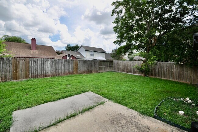 Building Photo - 8819 Hedgestone Ct