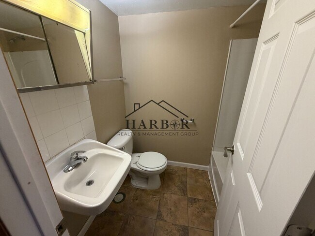 Building Photo - Spacious 3 bed 2 bath