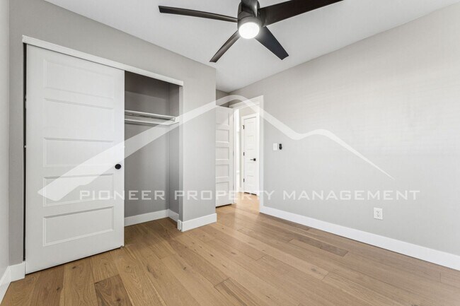 Building Photo - Charming Home with Washer/Dryer and Centra...