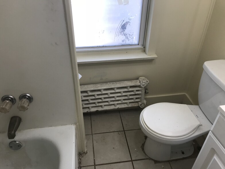 Bathroom - 1708 Linden St