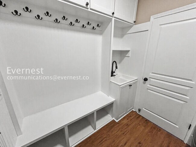 Building Photo - 3-Beds 3.5 Baths Spacious Home with Fenced Yard and Garage Parking