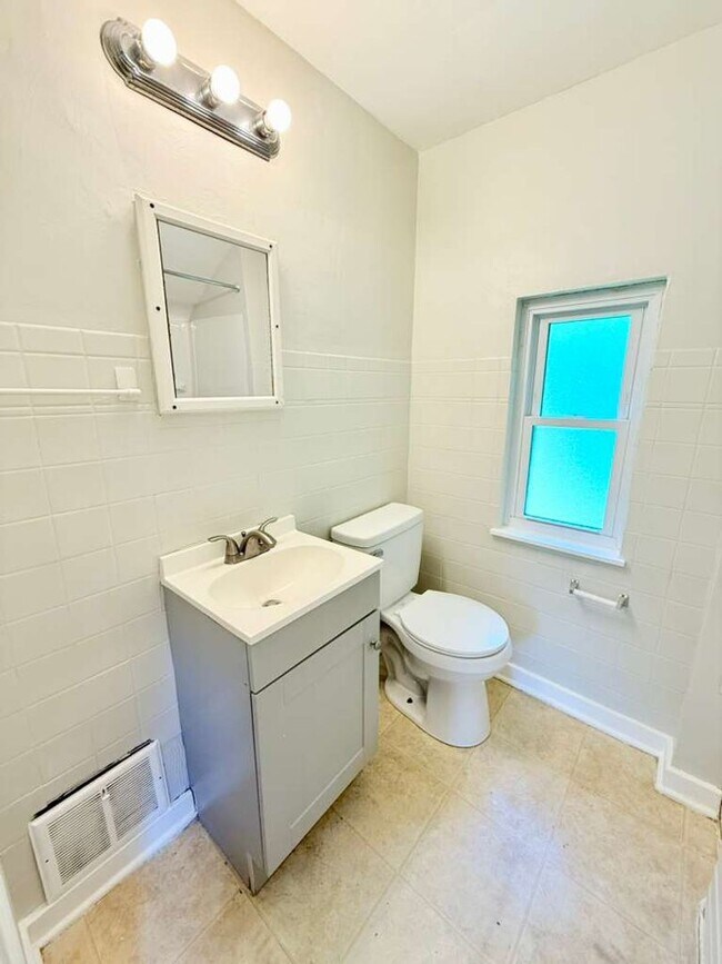 Building Photo - Spacious and beautifully updated 3-bedroom, 2-bath