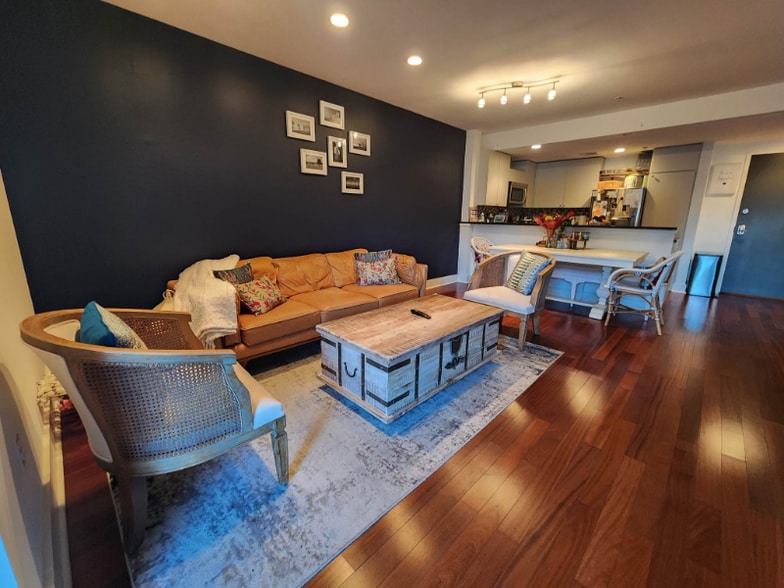 Building Photo - 533 Cambridge St