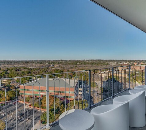 Building Photo - 700 Hildebrand-100.4