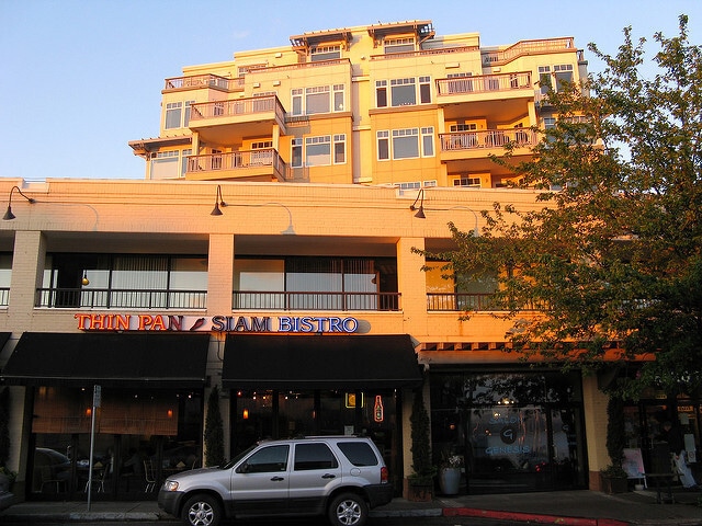 Building Photo - Gorgeous 1-BR + Den, Downtown Kirkland Condo, Steps to the Lake!