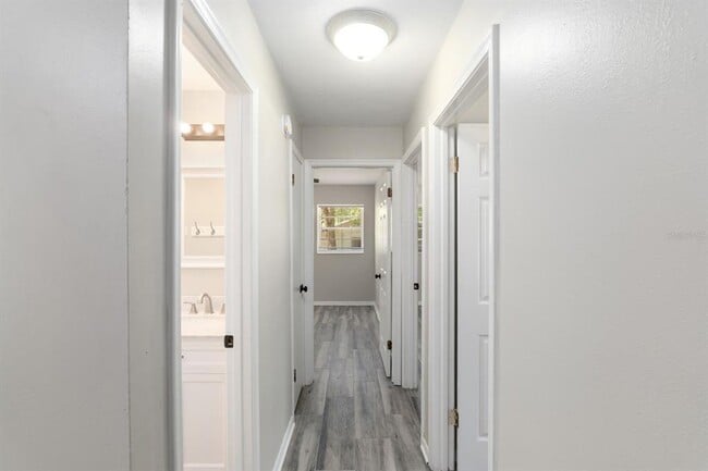 Building Photo - 605 NW 9th Cir