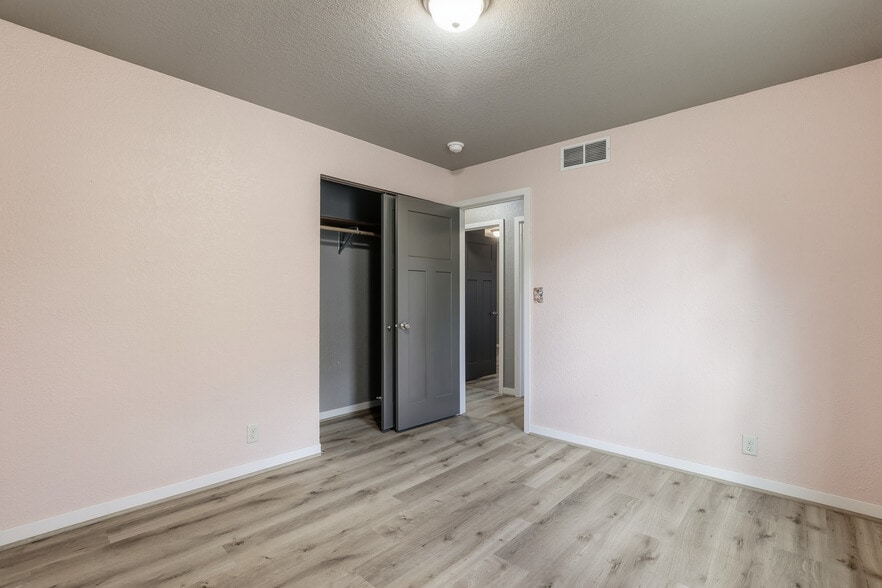 Building Photo - 2104 Prairie Ave