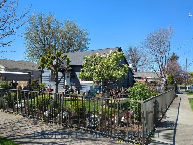 Building Photo - 527 E Cherry St