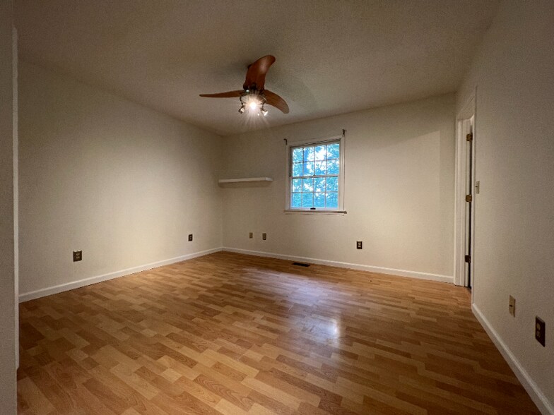 Building Photo - 1755 Fountainbleu Dr