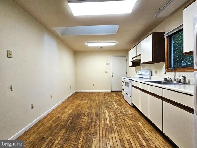 Building Photo - 809 Hanson St