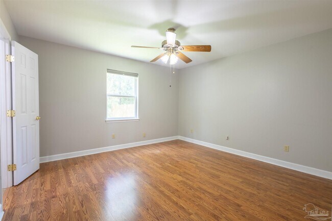 Building Photo - 848 Meadow Ln