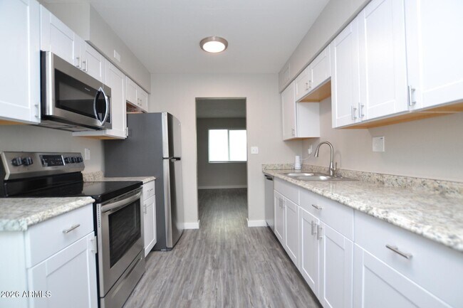 Building Photo - 2210 W Devonshire Ave