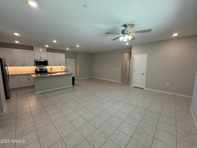 Building Photo - 775 E Furness Dr