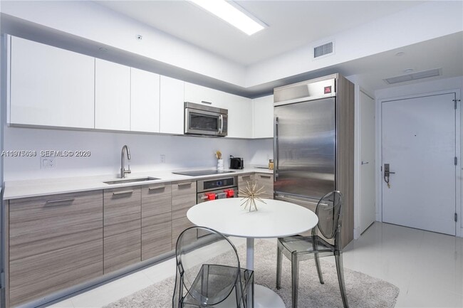 Building Photo - 1300 Brickell Bay Dr