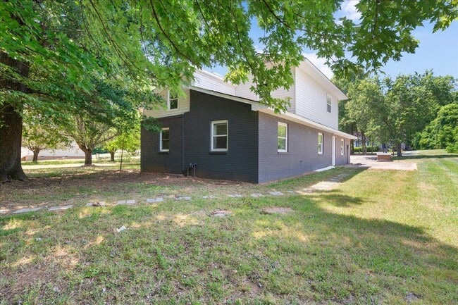 Building Photo - 1844 Brier Ln