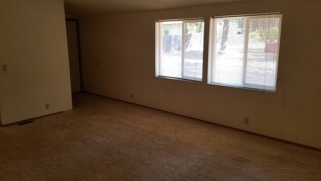 Building Photo - VIDEOTOUR: Awesome Location! Beautiful Ponderosa Pines, Minutes To Bend! PETS WELCOME