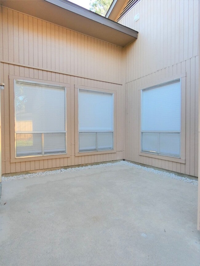 Building Photo - 606 Golfview Dr