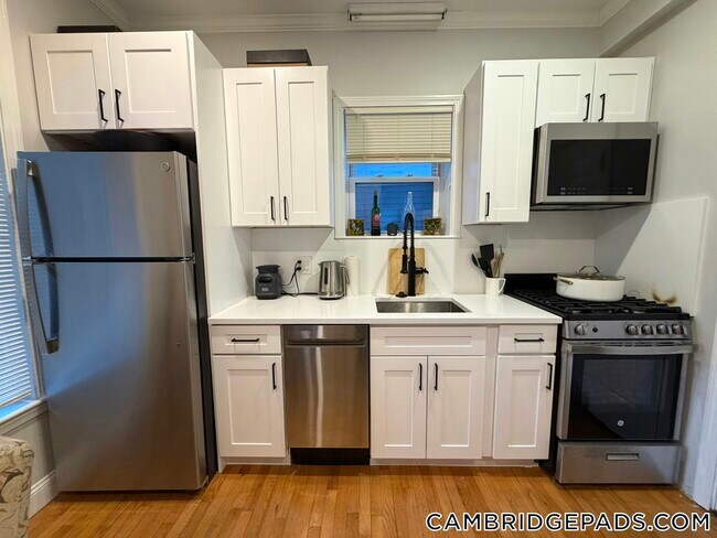 Building Photo - 1576 Cambridge St