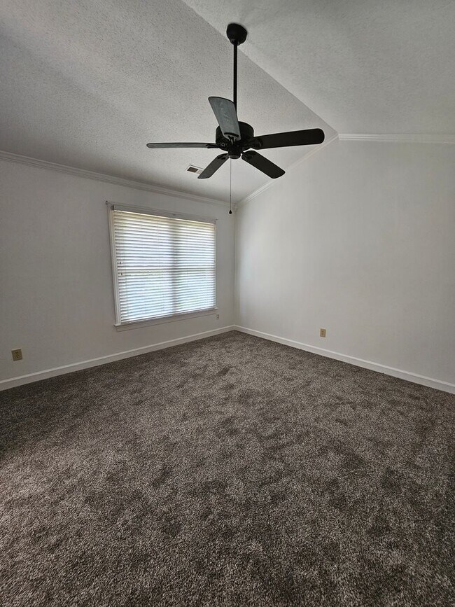 Building Photo - Townhome in Greensboro!