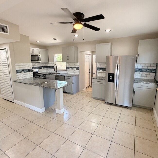 Building Photo - 2245 17th Ave S