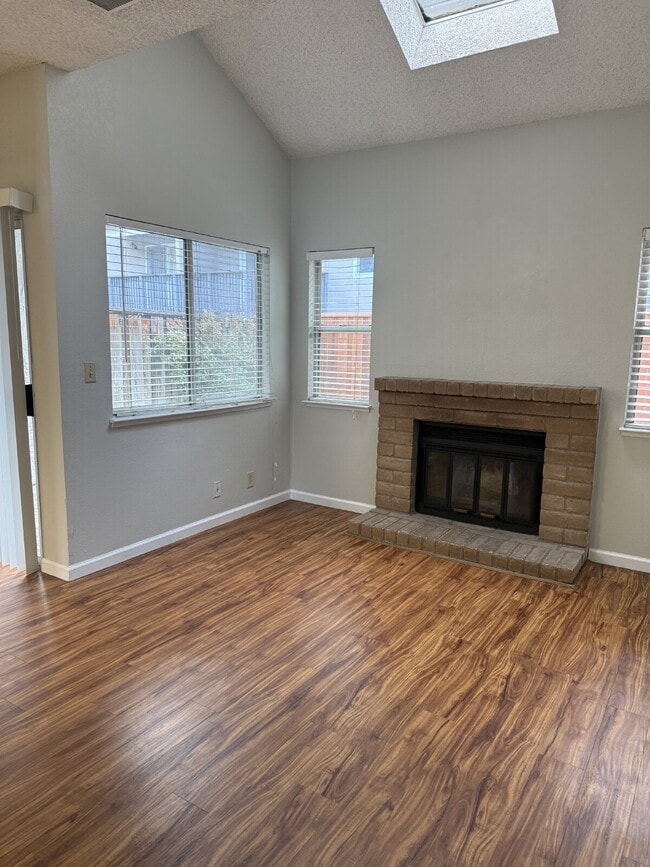 Building Photo - Charming 2-Bedroom, 2.5-Bath Home Just a Short Walk to Downtown Pleasanton