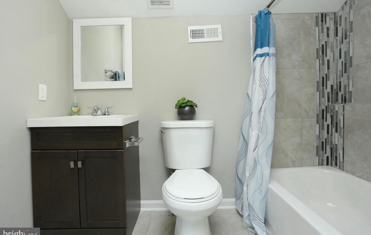 Upper level bathroom - 3110 Louise Ave