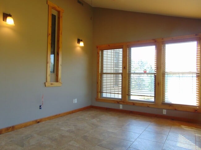 Building Photo - Majestic 3 Bed Mid MO Ranch!
