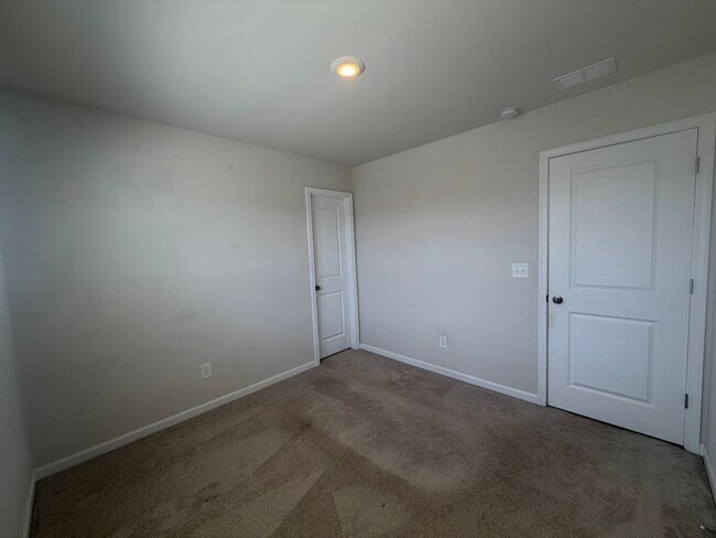 Building Photo - 70 Parkwood Ct