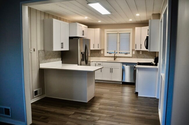 Building Photo - 110 W 12th Ave