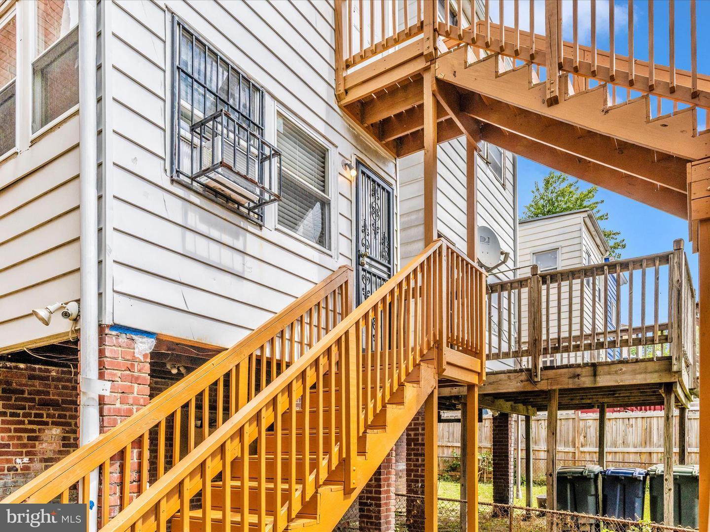 Rear Unit Entry - 4215 Dix St NE