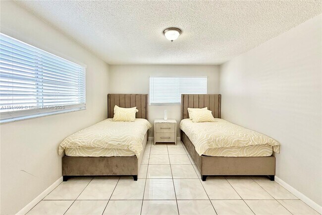 Building Photo - 4122 Collins Ave