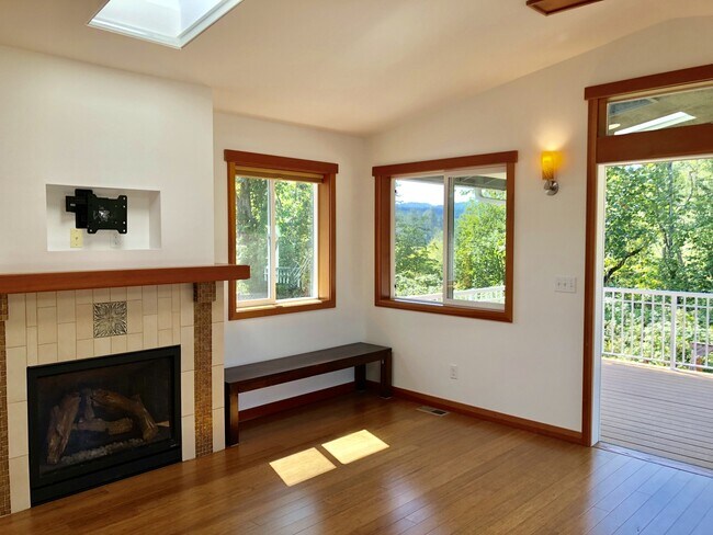 Building Photo - Bellevue Apartment