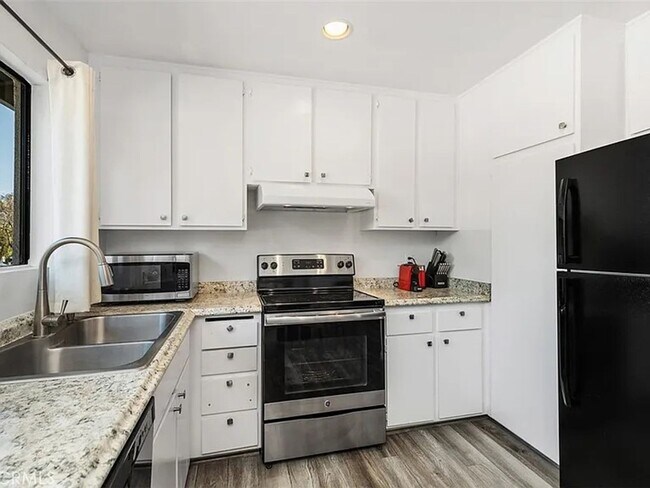 Building Photo - Move-In Ready 2BR | Fresh Paint | Unfurnished & Ready for Your Style