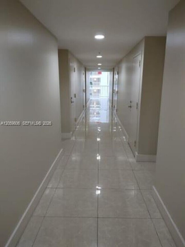 Building Photo - 1717 N Bayshore Dr