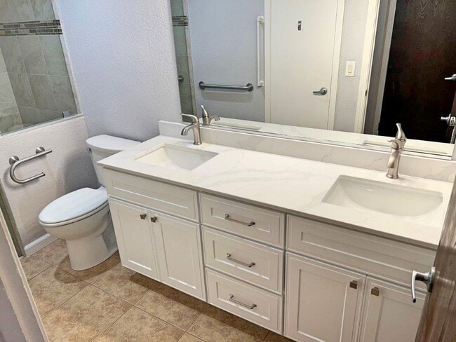 Building Photo - Remodeled Beautiful 2 Bedroom Senior Duple...