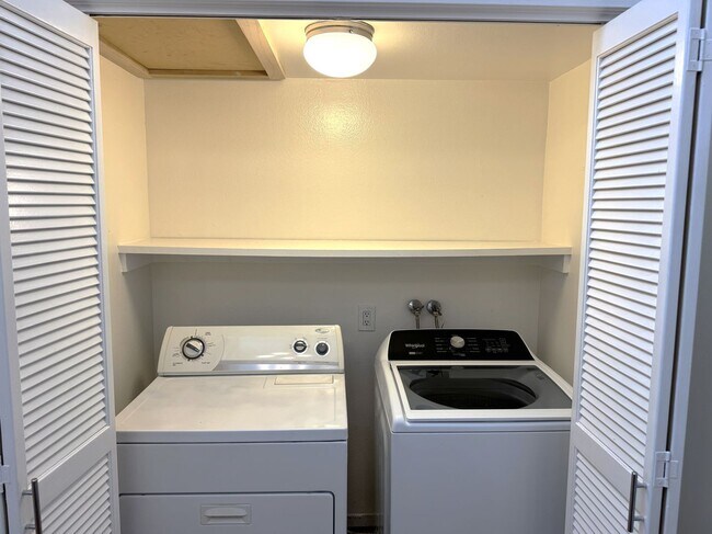 Building Photo - 2 + 2.5 Santa Monica Condo townhouse