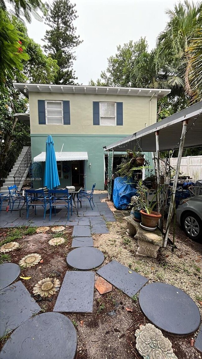 Building Photo - 834 SW 11th St