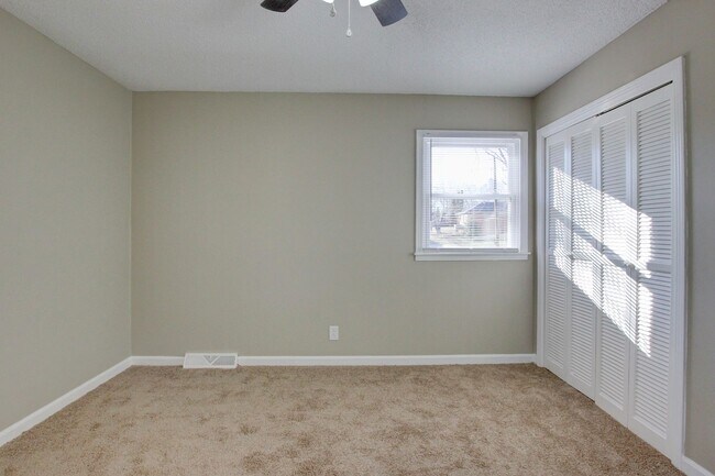 Building Photo - Three Bedroom Home Close to Ft. Campbell