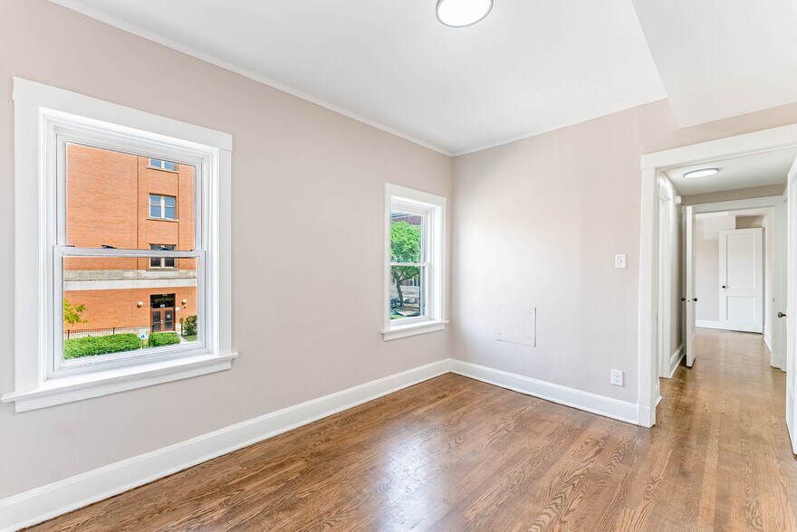 Building Photo - 7630 N Marshfield Ave