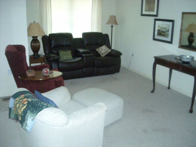 Building Photo - 3BR, 2 ba townhouse in the Pinnacles with views