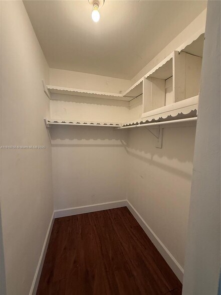 Building Photo - 1721 NE 48th Ct