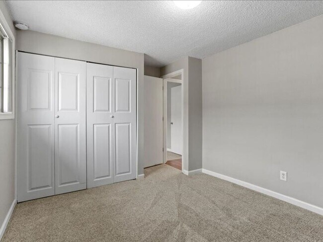 Building Photo - 526 S 40th Ave